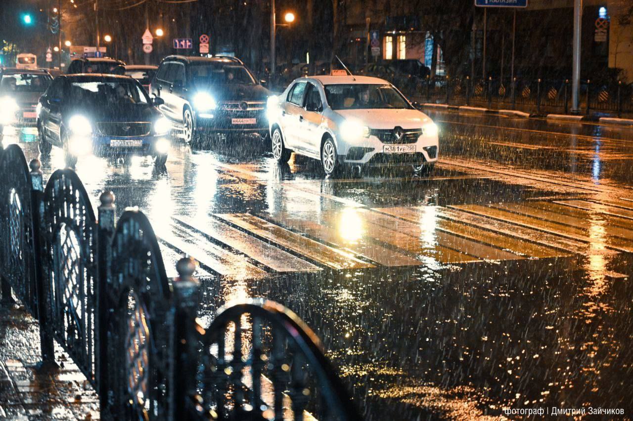 Сегодня с 20:00 до 10:00 завтрашнего дня в Московской области прогнозируется ухудшение погоды: ожидаются осадки в виде мокрого снега и дождя, а также усиление ветра до 17 м/с.  На некоторых участках дорог возможна гололедица. Водители, будьте внимательными на дорогах! Если вы ещё не сменили летнюю резину на зимнюю, обязательно это сделайте.  Если вы стали участником или свидетелем ДТП, обращайтесь к спасателям по номеру 112.