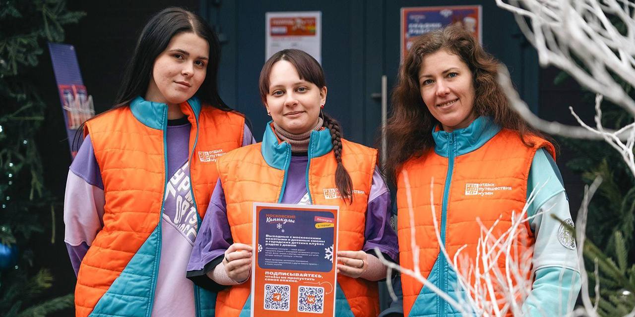 На выходные московские парки подготовили насыщенную программу для детей и взрослых Посетителей ждут мастер классы по рисованию рукоделию шитью диджеингу и фотографии новогодние программы с Дедом Морозом спектакли концерты хороводы и уличные игры Запланированы экскурсии лекции кинопоказы занятия по актерскому мастерству и практики для здоровья Любителей активности ждут забеги катки и уроки фигурного катания Продолжат работу и Лесные библиотеки где делают свечи открытки и талисманы в поддержку участников СВО Подробности читайте на mos ru