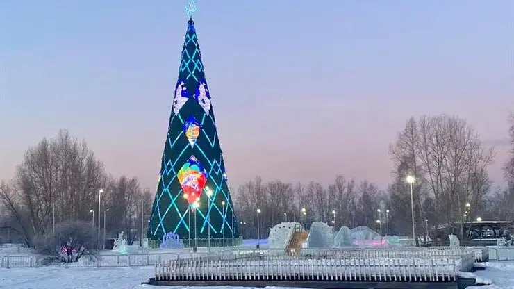 Около 40 млн рублей намерена потратить администрация Красноярска и её структурные подразделения на монтаж и обслуживание восьми новогодних городских ёлок включая главную 55 метровую на острове Татышев Монтаж всех елок должен завершиться до 10 декабря обслуживание иллюминации продлится до 14 февраля а демонтаж до конца февраля 2026 года сообщают Горновости Контракт на установку самой большой ёлки Татышевской начинается с отметки 16 99 млн рублей Конструкцию оснастят светодинамическим оборудованием и создадут несколько сценариев светового шоу фото sibnovosti ru NeNASHI