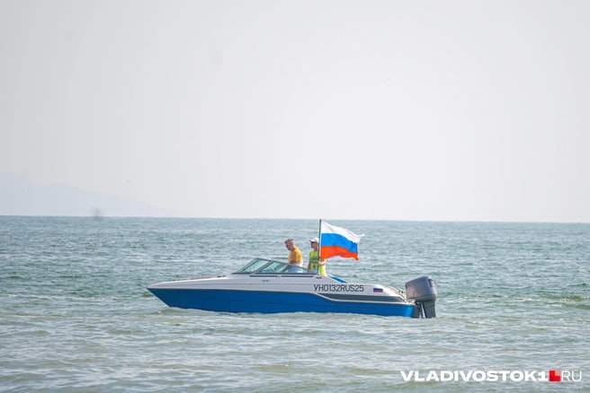 Двух утонувших достали из воды в Приморье 23 августа Еще 19 человек эвакуировали с судна севшего на мель Об этом сообщили в пресс службе ГУ МЧС России по Приморскому краю Мужчина 1974 года рождения утонул на пляже Ливадия Находкинского городского округа во время купания Очевидцы достали из воды тело погибшего В этот же день у острова Рейнеке очевидцы обнаружили предположительно тело женщины в гидрокостюме Муниципальные спасатели достали из воды погибшую Устанавливаются обстоятельства и точное время гибели Вечером 23 августа рыбацкая шхуна села на мель в районе мыса Ахлестышева на Русском острове На борту находилось 20 человек Спасатели МЧС России незамедлительно направились к месту происшествия и эвакуировали 19 пассажиров на берег Капитан судна остался на месте Подписаться