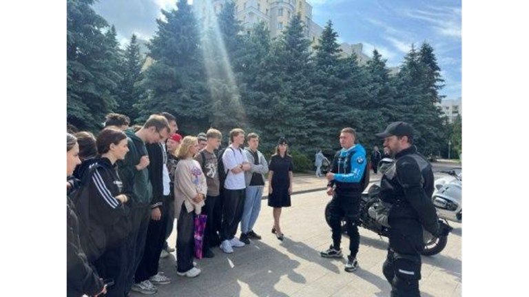 В Брянске сотрудники ГИБДД организовали встречу мотоциклистов со студентами Целью стала профилактика детского дорожно-транспортного травматизма. ƃℾ подписаться прислать новость