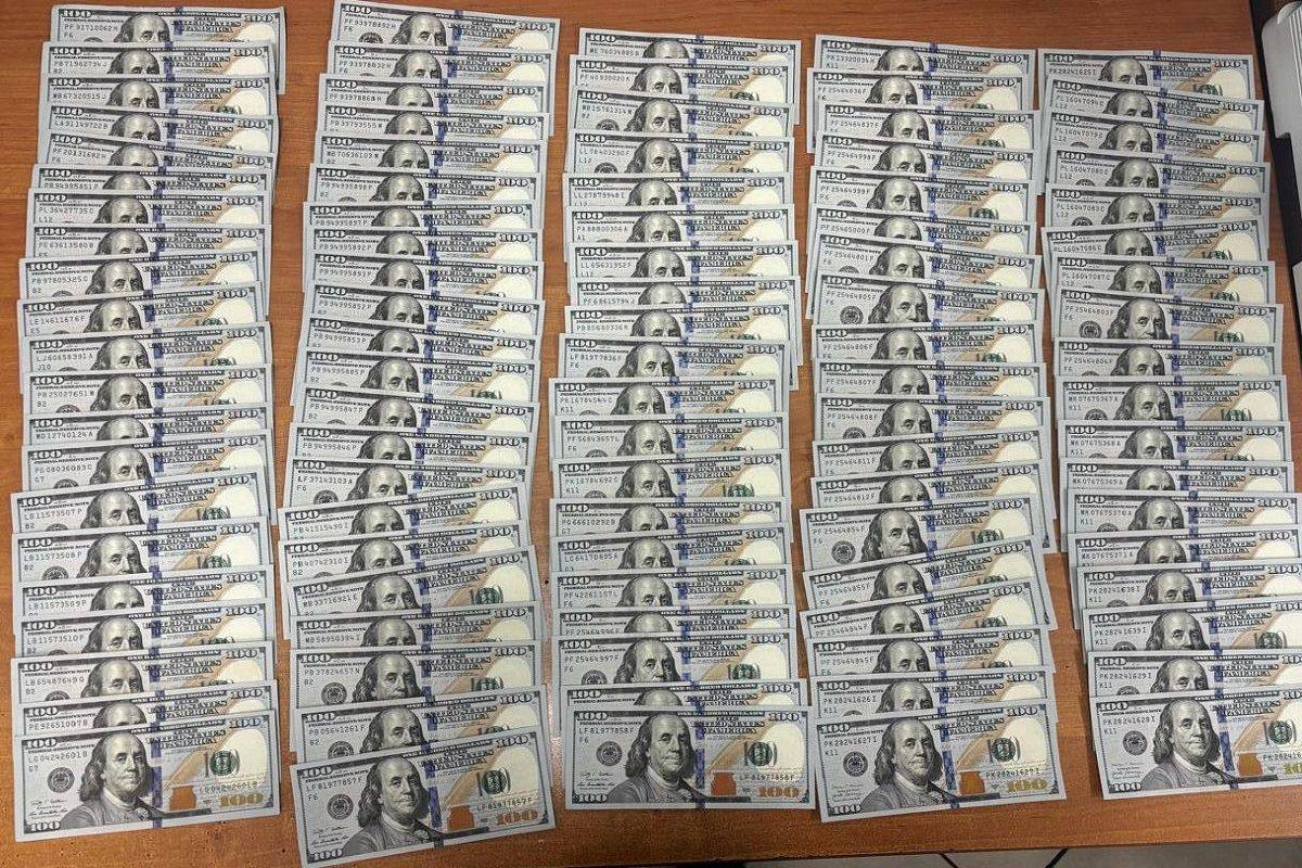 Почти 13 тыс долларов изъяли таможенники у вылетающей в Турцию пассажирки в аэропорту Сочи Пассажирка вылетающая в Стамбул везла более 22 тыс долларов США не задекларировав их 12 8 тыс долларов США более 1 миллиона рублей были изъяты Наличная валюта не превышающая установленную норму 10 тыс долларов США была возвращена пассажирке Кубанские Новости Мы в MAX