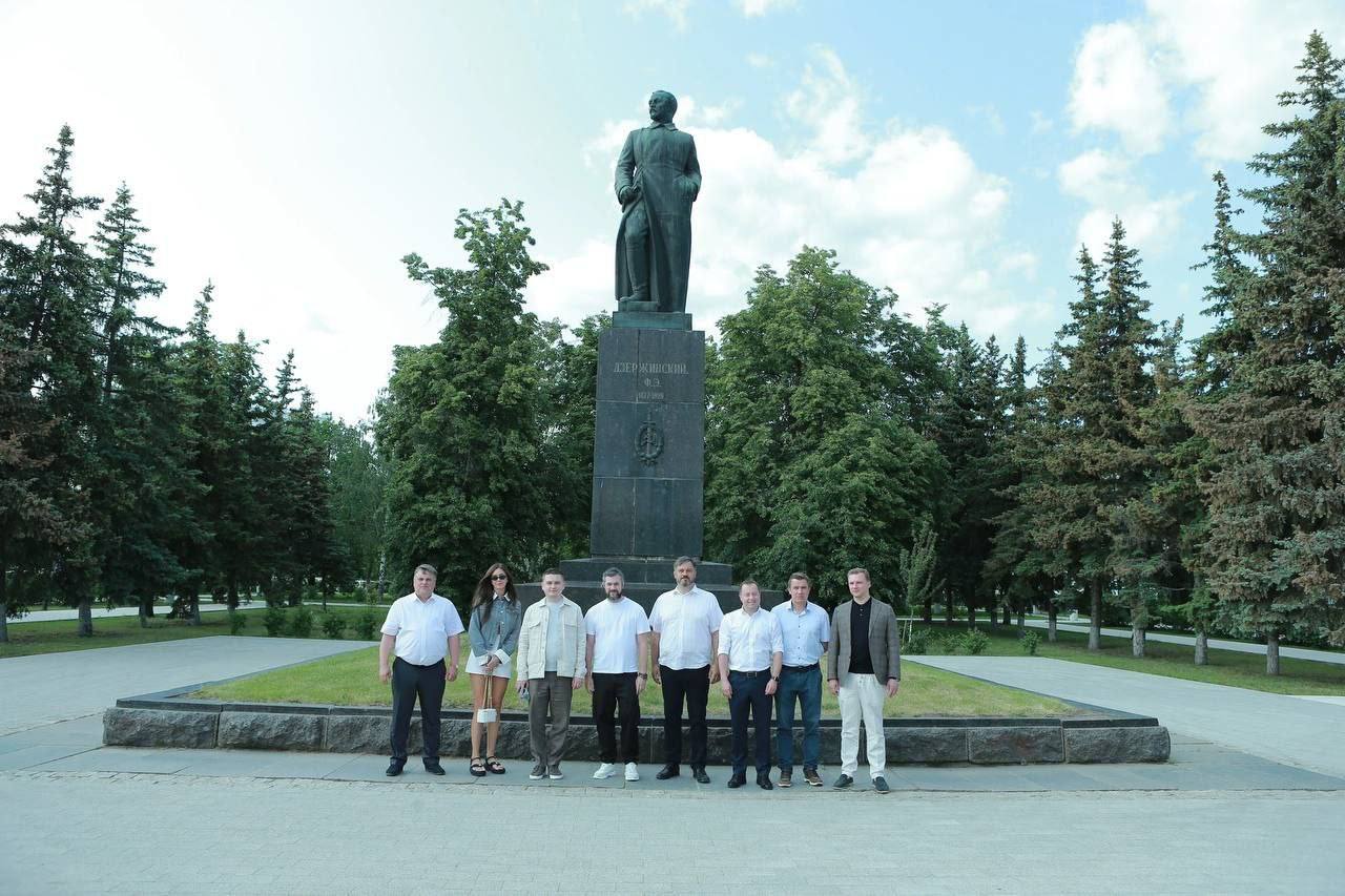 ВЛАДИМИР ТАБАК – В ДЗЕРЖИНСКЕ Генеральный директор АНО «Диалог» Владимир Табак посетил с рабочим визитом Дзержинск. Как сообщил мэр Михаил Клинков, город совсем недавно вошел в тройку лидеров в народном голосовании «Умный город России», интегрировав в платформу «Умный муниципалитет» – систему, которая позволяет оцифровывать и показывать в реальном времени для оперативного решения проблем ситуацию по городским вопросам: ЖКХ, вывоз мусора, движение транспорта и другим. «Проект в Дзержинске начали реализовывать год назад. За это время достигнут хороший результат. Мы показали наши наработки и обсудили реализацию цифровых платформ обратной связи, работу с обращениями граждан, возможность формирования интеллектуальной среды управления городом. Платформа дает возможность жителям выстраивать диалог и оперативно решать вопросы с органами управления», – написал Клинков.