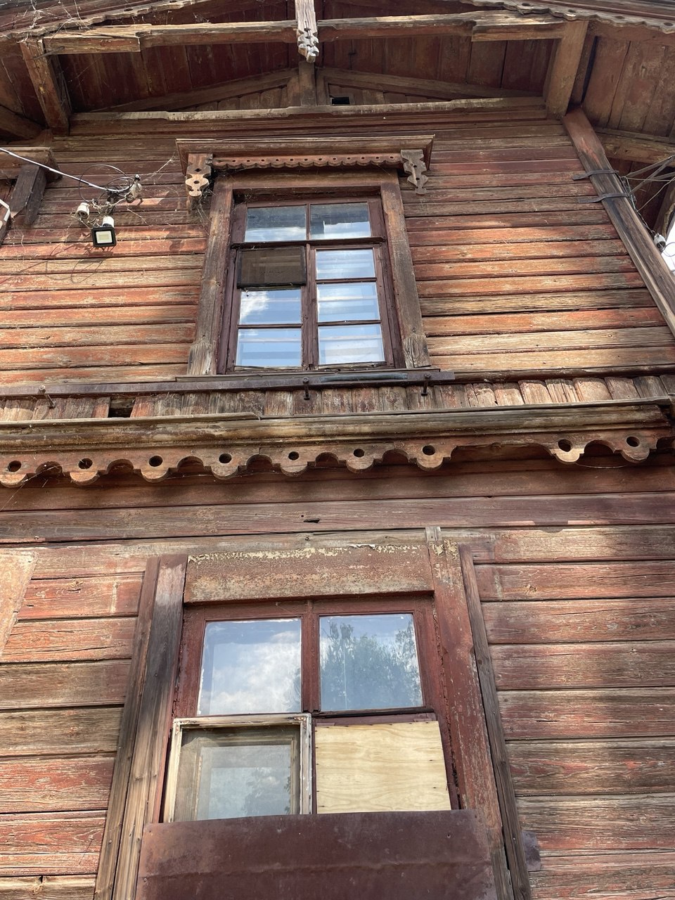 В Волгограде уникальный многоквартирный дом 1863 года постройки ждет реконструкция В Волгограде Госжилнадзор обследовал техническое состояние уникального многоквартирного дома 19 века - №11А на улице Пугачевской - и сделал вывод об аварийном состоянии двухэтажки. Администрация Ворошиловского района признала дом аварийным. Но сносить его не будут. Древнее деревянное строение на 9 квартир – объект культурного наследия регионального значения, дом будут реконструировать. Его очень интересно разглядывать, но, наверно, далеко не каждый захотел бы здесь жить?