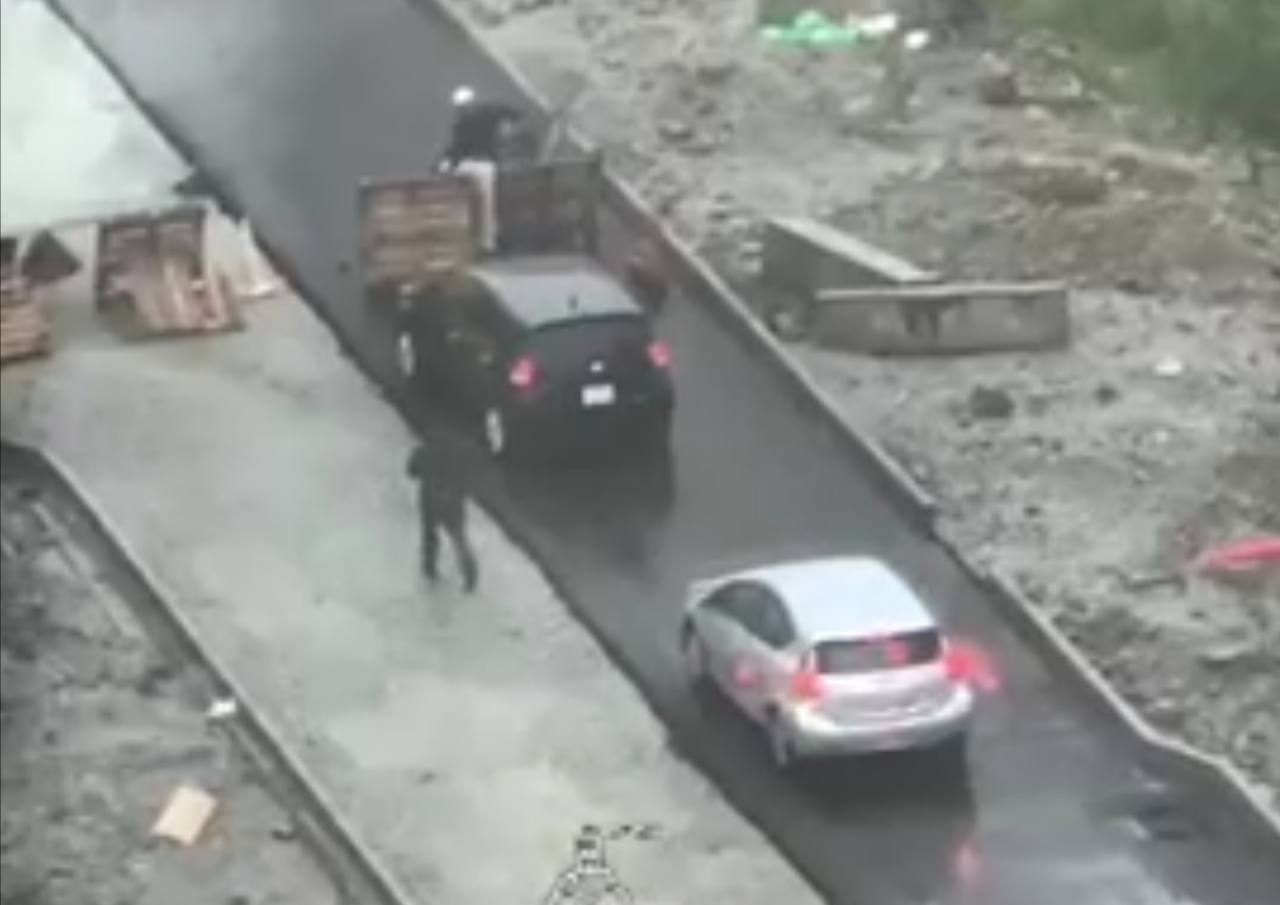 Водители опробовали свежий асфальт во Владивостоке, игнорируя запрет Во Владивостоке на улице Архангельской жители района не стали дожидаться снятия ограждений на дороге с новым асфальтом. Водители самовольно убрали деревянные барьеры на перекрёстке с улицей Сочинской. Очевидцы происходящего, сняли все на видео с окон многоквартирного дома, расположенного вдоль дороги, где был положен новый асфальт. Подробнее в «АиФ-Приморье» Фото: Патрокл info