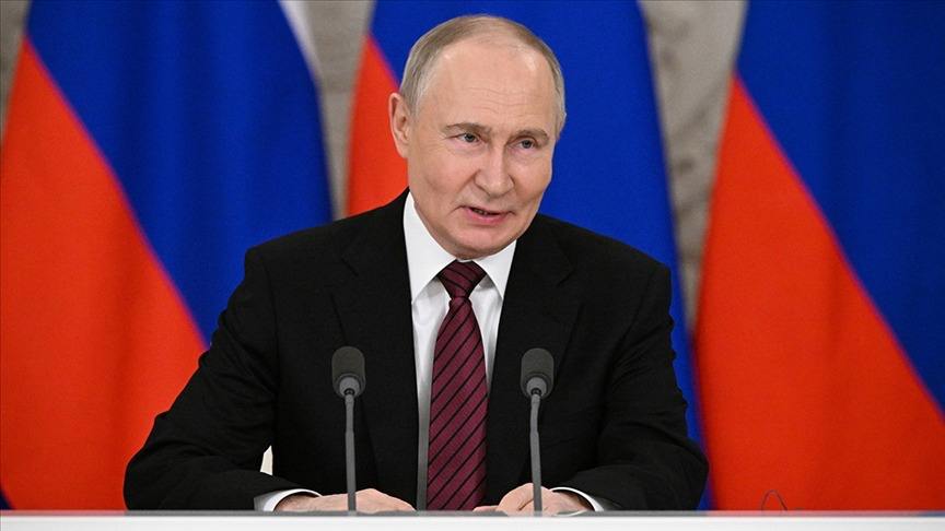 Путин: Россия уважает интересы США Россия с уважением относится к национальным интересам США и надеется, что Вашингтон будет относиться к интересам Москвы таким же образом. Об этом заявил глава государства Владимир Путин в беседе с журналистом ВГТРК Павлом Зарубиным. «Вы знаете, у американцев, у американского народа, у американского руководства, включая президента, свои национальные интересы. Мы относимся к этому с уважением. Исходим из того, что к нам будут относиться таким же образом», - сказал российский лидер. Путин также заявил, что в России есть необходимые силы и средства, чтобы довести «спецоперацию» в Украине до «логического завершения». Глава государства уточнил, что это можно сделать с «нужным для России результатом». «Этот результат — это устранение причин, которые вызвали этот кризис, создание условий для долгосрочного, устойчивого мира и обеспечение безопасности российского государства, обеспечение интересов наших людей на тех территориях, о которых мы всегда говорим. Там, где проживают люди, считающие русский язык родным языком, считающие Россию своей родиной», - сказал Путин. 24/7 в сутки с Агентством «Анадолу»