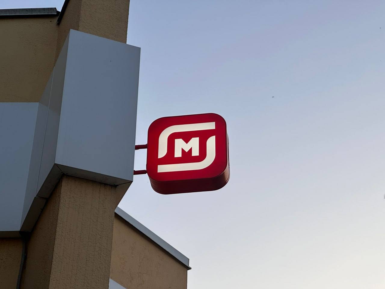 Кубанский ритейлер Магнит готовится выйти в новые регионы России Кубанский ретейлер Магнит рассматривает возможность выхода на рынок новых регионов России Донецкой народной республики Луганской народной республики Запорожской и Херсонской областей В самой компании эту информацию не опровергли но уточнили что в 2026 году планы по расширению географии присутствия будут сфокусированы на регионах Восточной Сибири и Дальнего Востока испытывающих недостаток современных форматов торговли