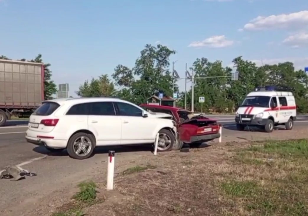 2 человека погибли в ДТП в Павловском районе. Сегодня около 16:00 на трассе «Кавказ» водитель «Ауди Q7» сбил «ВАЗ 2107», который стоял в ожидании выезда на перекресток со второстепенной дороги. В аварии погибли 36-летний водитель и 35-летний пассажир «ВАЗа».