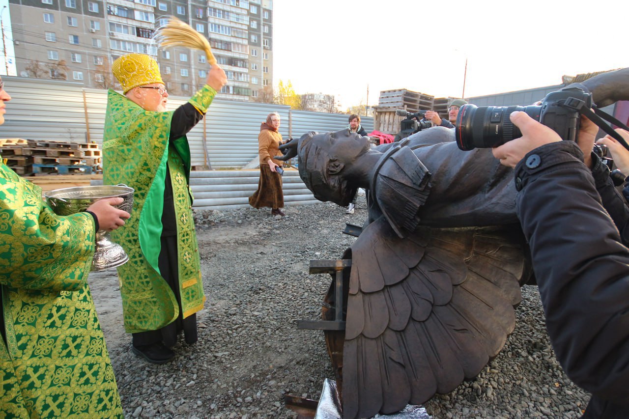 В Челябинск привезли фигуру главного Архангела для гигантского монумента   gubernia74 ru articles news 1136549 Величественная скульптура станет центральной в монументальной композиции Собор Архистратига Михаила в столице Южного Урала Ранее на постаменте уже установили фигуры семи Архангелов Искренне благодарим тех кто приложил усилия по созданию монумента возле нашего Христорождественского собора Это создатели творцы и щедрые жертвователи сделавшие все чтобы Челябинск украсился подобным памятником отметил секретарь Челябинской епархии протоиерей Игорь Шестаков который после молебна окропил фигуру святой водой   t me chgub