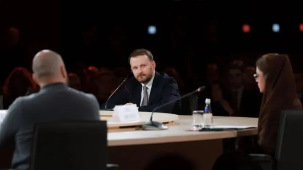 Заместитель руководителя Администрации президента Максим Орешкин подвел итоги II Открытого диалога Будущее мира новая платформа глобального роста который прошел в Национальном центре Россия В финальной сессии приняли участие эксперты и авторы лучших эссе по четырем направлениям инвестиции в человека технологии связанность и среду Победителями стали участники из Замбии Эфиопии Марокко и Индии представившие наиболее сильные идеи в своих треках По словам Орешкина главная ценность форума в живом диалоге и формировании международных команд Он подчеркнул что Россия делает ставку на совместное развитие и технологическое партнерство а странам Глобального Юга важно объединять усилия для укрепления суверенитета В дальнейшем проект будет масштабироваться появятся новые форматы сотрудничества наставничество и обсуждение инициатив на площадках БРИКС