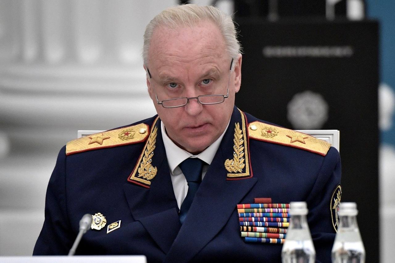 В Казани возбуждено уголовное дело по факту нападения на детей Председатель Следственного комитета России СКР Александр Бастрыкин поручил руководителю Следственного управления СКР по Татарстану Валерию Липскому возбудить уголовное дело в связи с появлением в СМИ информации о противоправных действиях в отношении несовершеннолетних в Казани. Об этом сообщает пресс-служба ведомства. Согласно данным, опубликованным в СМИ, в одном из дворов жилого дома в Казани неадекватный мужчина напал на детей с перцовым баллончиком. В публикациях также упоминается, что мужчина ранее был причастен к избиению жильцов многоквартирного дома. Сейчас следственные органы СКР проводят проверку по данному факту, злоумышленника ищут правоохранители. Подписаться Сообщить новость