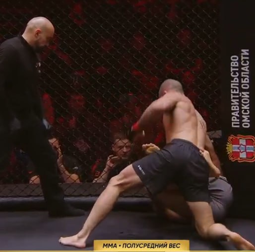 Андрей Корешков побеждает Петра Недзельского техническим нокаутом во втором раунде турнира SFC 12 Фаворит ожидаемо забрал победу совсем не чувствуя ответного давления от соперника Андрей закрывает свое последнее поражение Подпишись на Meta MMA Meta MMA в MAX Наш канал в ВК