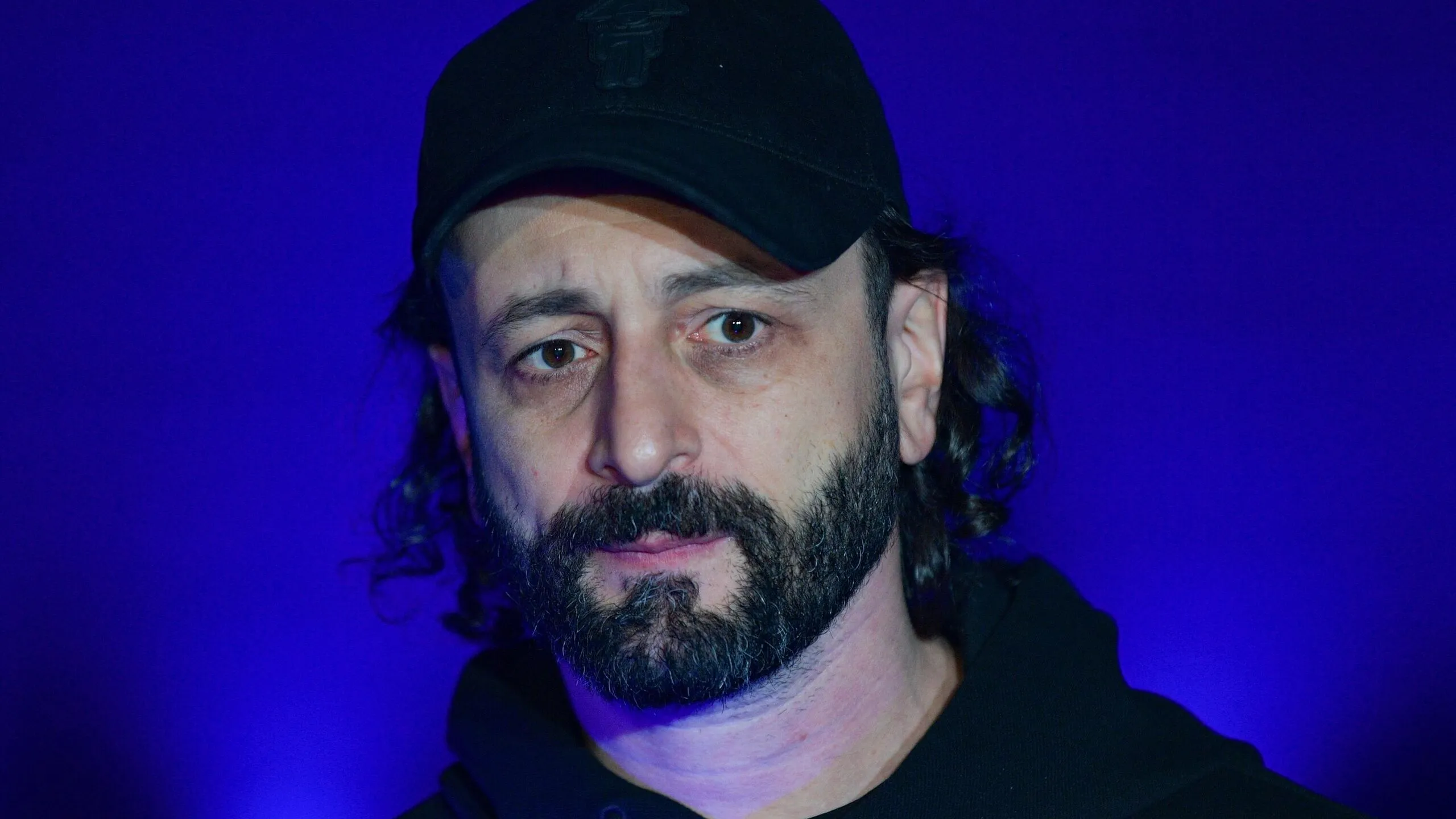 Серебряный призер Игр 2002 в танцах на льду продюсер и хореограф Илья Авербух заявил РИА Новости что не стоит объединять Союз конькобежцев России СКР и Федерацию фигурного катания на коньках России ФФККР потому что эти организации ничего не связывает В сентябре министр спорта РФ Михаил Дегтярев сообщил что ведомство планирует объединить ряд федераций по зимним видам спорта после Олимпиады в Италии Позже Дегтярев заявил что намерен выслушать президентов национальных федераций конькобежного спорта и фигурного катания по поводу возможного объединения этих организаций Как в четверг сообщил источник РИА Новости объединения ФФККР и СКР не планируется
