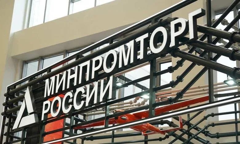 Минпромторг наделили полномочиями для обеспечения технологической политики РФ В них входит обеспечение создания эксплуатации и модернизации информационной системы работы с данными сообщили в кабмине
