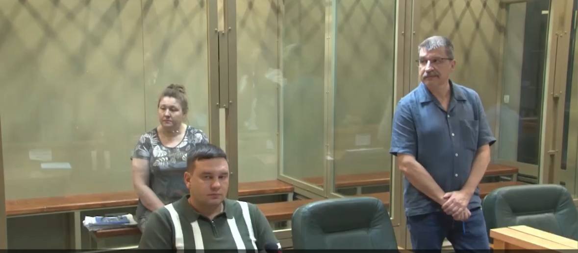 В Краснодаре начали слушать дело кладовщицы хлебозавода, отравившей двух коллег.   Две женщины скончались от передозировки нейролептиков. Такую же участь убийца уготовила и своей начальнице. Обманом заманила её в квартиру и долго издевалась. Но директору хлебозавода удалось спастись.  Судебно-психиатрическая экспертиза подтвердила вменяемость подсудимой. Она обвиняется в двойном убийстве и покушении на убийство двух и более лиц.