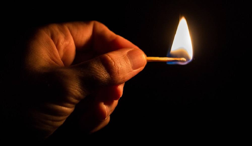 Житель Владивостока приговорён к 17 годам лишения свободы    Преступник жестоко расправился со своей сожительницей    В июле 2020 года, находясь в квартире на острове Русский, он поссорился с женщиной, облил её горючей жидкостью и поджёг. Пострадавшая умерла от отравления дымом.    Присяжные сочли мужчину виновным в убийстве с особой жестокостью и повреждении имущества путём поджога.    Наказание — 17 лет лишения свободы в колонии строгого режима, а также штраф более 800 тысяч рублей в счёт возмещения ущерба.