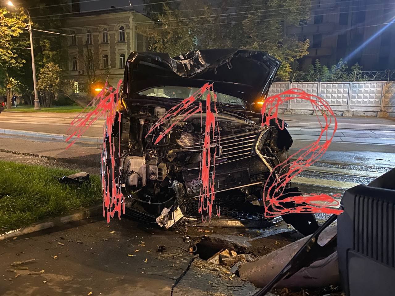 Полиция проводит расследование для определения личности водителя Lexus который повредил дорожные знаки на улице Шаболовка Согласно имеющимся сведениям данный автомобиль является собственностью посольства Вьетнама
