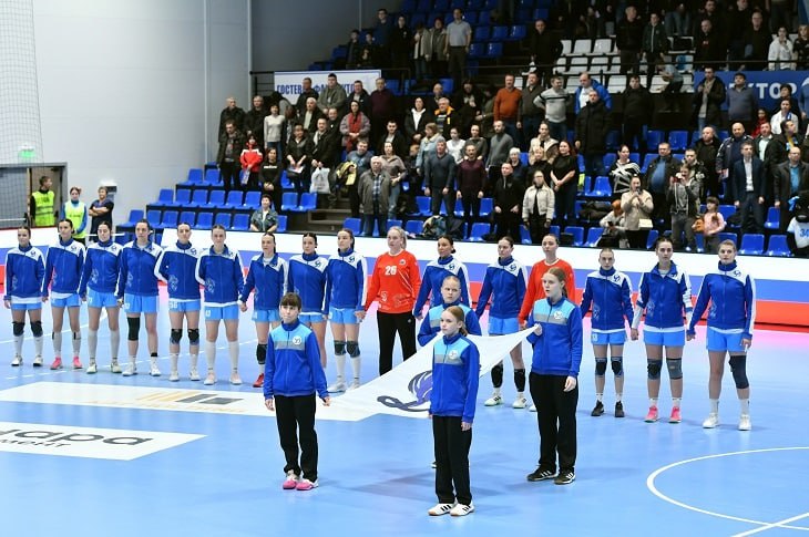 Гандболистки «Динамо-Синары» сегодня, 15 января, в Москве в упорной борьбе  уступили ЦСКА со счетом 30:35 в очередном туре первой части предварительного этапа женской Суперлиги.   Бело-голубые потерпели первое поражение в 2025 году, сообщает V102.RU.    Подробнее