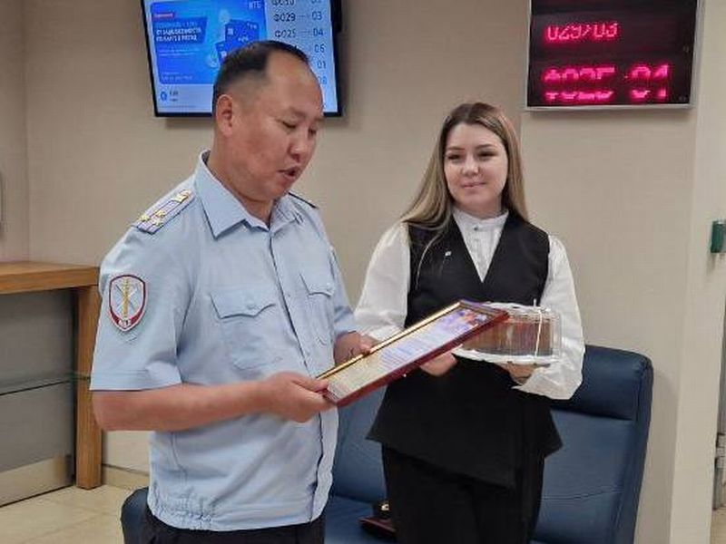 Сотрудница банка уберегла накопления 64-летней пенсионерки от мошенников    В конце июня в банковское отделение в Улан-Удэ обратилась 64-летняя женщина. Пенсионерка намеревалась снять 500 тысяч рублей со своего счёта.   Бдительная сотрудница банка после недолгого разговора поняла, что женщина попалась на крючок мошенника, который представился специалистом по инвестированию.   Полицейские выяснили, что гражданка нашла в интернете объявление об удаленном заработке, заключающееся в инвестировании в иностранную валюту.  Благодаря бдительности девушки денежные накопления пожилой улан-удэнки удалось сберечь.  Врио начальника Управления МВД Сергей Эрдынеев вручил Благодарность сотруднице банка Марине Грудининой.