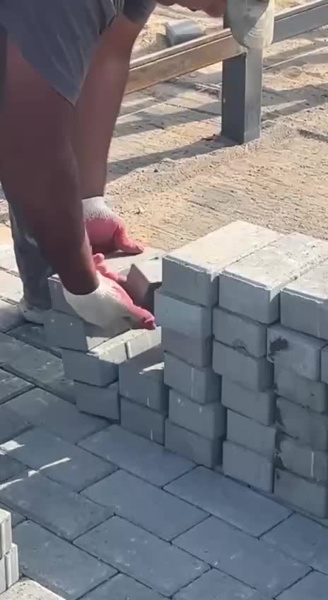В Железнодорожном районе продолжается благоустройство тротуаров и общественных пространств
