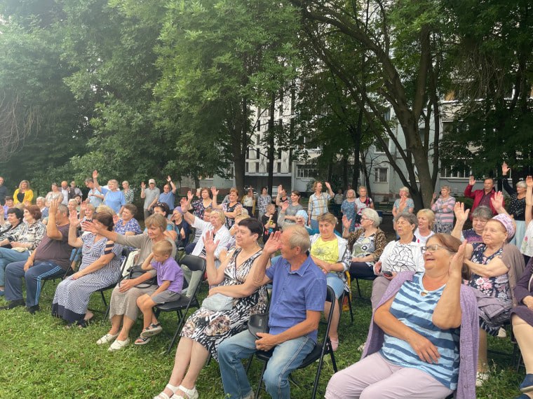 В Ульяновске стартовали общественные слушания по объектам нацпроекта «Формирование комфортной городской среды» Первым общественным пространством, детали будущего благоустройства которого руководители региональной власти и органов местного самоуправления обсудили с местными жителями, стал сквер «Губернаторский» на пересечении улиц Промышленной и Рябикова Проект представили заместитель губернатора Александр Коробко, заместитель главы Ульяновска Александр Андреев, спикер УГД Илья Ножечкин и депутат по округу Майис Дадашов. Обсудить будущее сквера пришло более 100 человек – от молодежи до старшего поколения - Такой диалог очень ценен для всех! Горожане единогласно поддержали создание выразительного и удобного входа, предложили создать функциональное пространство для мероприятий, зону для игр, установку современных тренажеров. Также многие поддержали идею аллеи с любимыми мультипликационными героями, в том числе – фигурами Карлсона и Котёнка Гава, – сказал Майис Дадашов Все идеи жителей зафиксированы и будут переданы проектировщикам для проработки. Эскизы для повторного обсуждения ожидаются к осени Сбор мнений и предложений горожан организован по инициативе главы Ульяновска Александра Болдакина с 6 по 15 августа. 8 августа в 18:30 в ДК «Руслан» обсудят детали благоустройства прилегающего к Дворцу культуры сквера