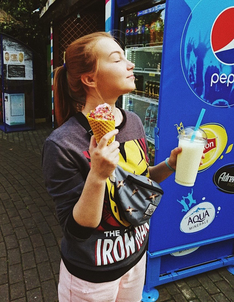 А давайте в конце рабочего дня снова искренне порадуемся за наших! Представительница Прикамья взяла серебро, летая на воздушном шаре. В Московской области завершился чемпионат страны по воздухоплавательному спорту на тепловых аэростатах, сообщили в Telegram-канале «Воздухоплавание Великие Луки». Состязания выиграла Виктория Аршава из города Яхрома, обладательница национального женского рекорда высоты полёта. На втором месте — Елизавета Вертипрахова из Пермского края, на третьем — Екатерина Ларикова из Псковской области. Елизавета Вертипрахова из Кунгура, ей 26 лет. Девушка тренируется под руководством знаменитого пилота Андрея Вертипрахова. В рейтинге спортсменов в этом году она занимает 15 место. Сообщает flymonitor.ru. Елизавета — участница многих соревнований, в том числе «Небесной ярмарки» в Пермском крае.