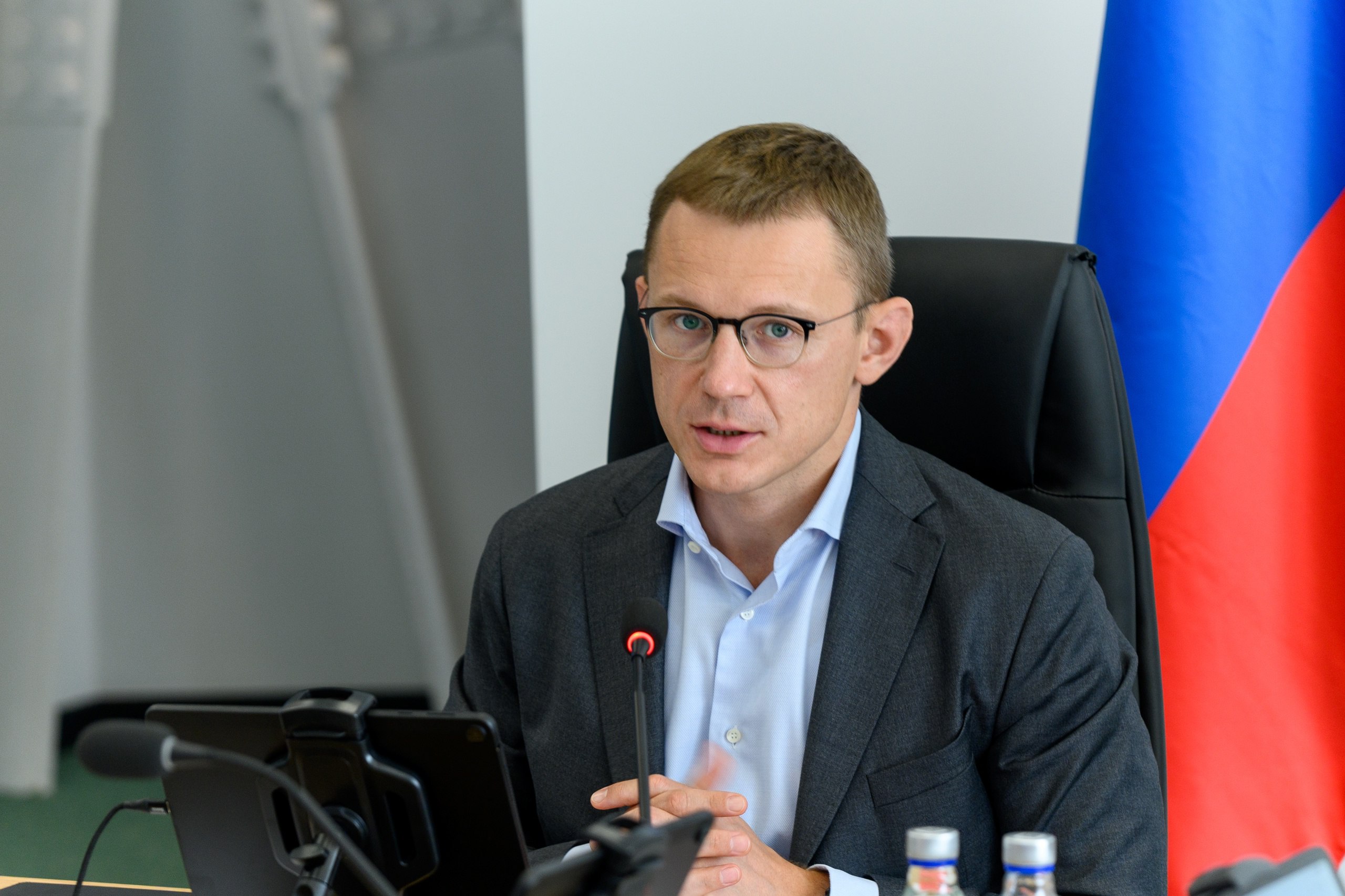 Минфин России  VK   Алексей Сазанов: лицензирование торговли табачной и никотинсодержащей продукцией обелит рынок и обеспечит регионам дополнительные доходы    Статс-секретарь — замминистра финансов Алексей Сазанов рассказал о подготовленных по поручению вице-премьера Дмитрия Григоренко законопроектах, направленных на введение лицензирования торговли табачной и никотинсодержащей продукцией. Обсуждение предлагаемых нововведений прошло на заседании комиссии Госсовета по направлению «Экономика и финансы».  «Лицензии будут выдаваться на оптовую, розничную и развозную торговлю по принципу «один торговый объект или одно транспортное средство – одна лицензия». Выдачу и аннулирование лицензий на оптовую торговлю будет осуществлять Росалкогольтабакконтроль. Розничные лицензии будут выдаваться лицензирующими органами субъектов РФ. Для получения предусмотрен стандартный набор требований, таких как отсутствие налоговой задолженности в размере более 3 тысяч рублей и уплата пошлины», — сообщил Алексей Сазанов.  Также у соискателей лицензии должен быть магазин или павильон площадью не менее пяти квадратных метров в собственности, хозяйственном управлении, оперативном управлении или в аренде  на срок год и более .  «Регионам предоставят полномочия вводить более строгие требования: можно будет устанавливать дополнительные ограничения мест розничной продажи, увеличивать размер минимальной площади торгового объекта, но не более чем в два раза», – подчеркнул Алексей Сазанов.    Алексей Сазанов отметил, что лицензирование планируется вводить поэтапно:    С 1 марта по 1 сентября 2026 года будет проводиться выдача лицензий.    С 1сентября 2026 года введут запрет на торговлю без лицензии.    С 1 сентября 2026 года по 1 сентября 2027 года будет установлен переходный период для приведения торговых точек в соответствие новым требованиям.  «Введение лицензирования торговли табачной и никотинсодержащей продукцией — это важный этап, который позволит обелить рынок и обеспечить регионам дополнительные доходы», – сказал Алексей Сазанов.  Подробнее читайте по ссылке.