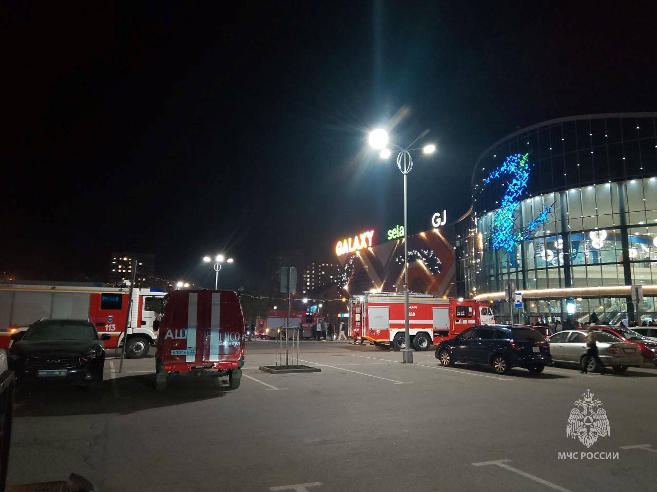ТОЛК новости Барнаула Алтайского края и Республики Алтай В ТРЦ Galaxy произошло возгорание в вентиляции Посетители были эвакуированы Как сообщили в региональном МЧС произошло возгорание жировых отложений в вентиляции в одном из кафе на 3 ем этаже На момент прибытия первого подразделения люди из здания вышли была проведена эвакуация Возгорание ликвидировано пожарными на площади около одного квадрата Проведена проверка кровли и помещений Пострадавших в результате происшествия нет