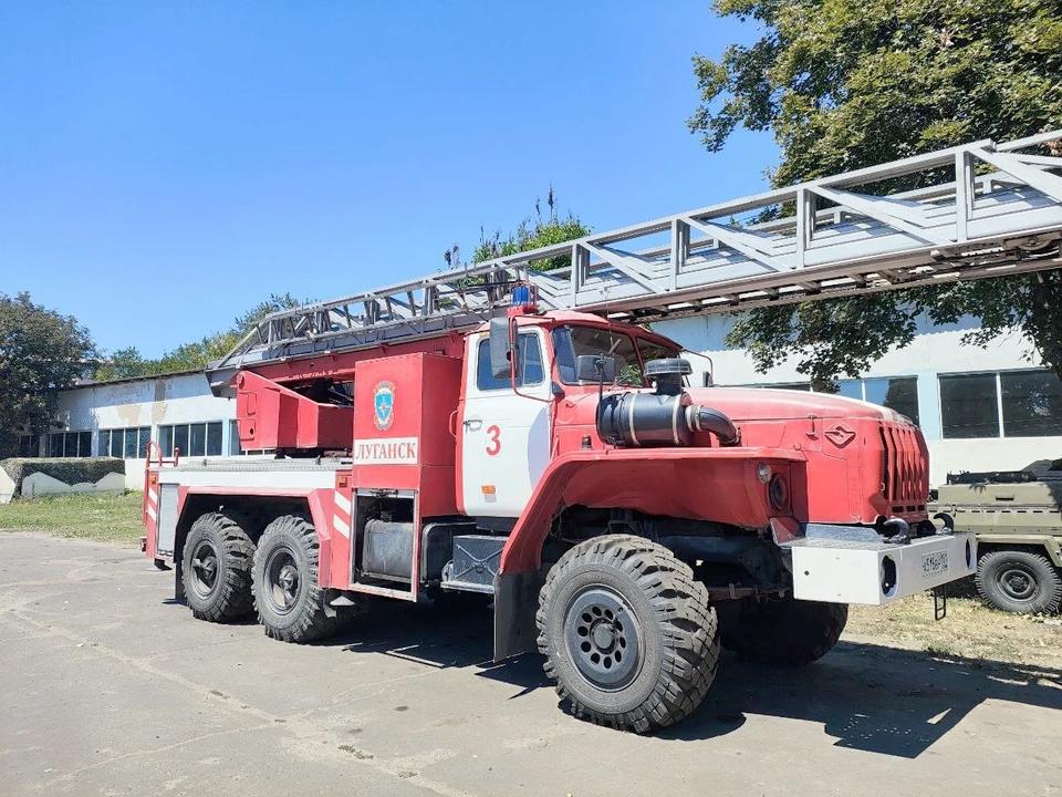 11 пожаров потушили в ЛНР за сутки За прошедшие сутки в Луганской народной республике сотрудники ГУ МЧС России потушили 11 пожаров, сообщили в пресс-службе ведомства. На водных объектах происшествий не зафиксировано. Инженерно-сапёрные подразделения обработали три заявки, обследовав 6,6 га территории, взрывоопасные предметы не обнаружены. Пожарно-спасательные службы не привлекались к ликвидации последствий ДТП. На территории ЛНР местами пройдут кратковременные дожди, а в отдельных районах возможны сильные осадки и грозы. Температура воздуха будет в пределах 22–27°C.