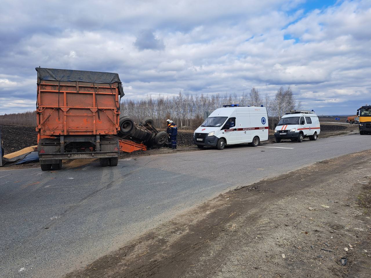 Перевернулся грузовик на трассе в Пензенской области  19 марта спасателям поступил сигнал о том, что на 433 км автодороги Н. Новгород — Саратов перевернулся грузовой автомобиль, в кабине находится травмированный водитель.  Специалисты извлекли пострадавшего и передали его медикам.    ПОДПИСАТЬСЯ     ПРИСЛАТЬ НОВОСТЬ