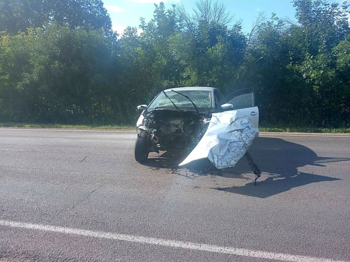 В Воронежской области 12-летний мальчик пострадал при столкновении двух автомобилей Происшествие случилось накануне, около 16 часов на 37 километре автодороги «Обход города Воронеж». Предварительно, 46-летний местный житель на автомобиле «Фольксваген Поло», выехал на встречную полосу и столкнулся с машиной «Хендай Туксон» под управлением 54-летнего жителя Воронежа. В результате «Хендай Туксон» отбросило на обочину, после чего автомобиль съехал в кювет. ↗ Прислать новость Подписаться