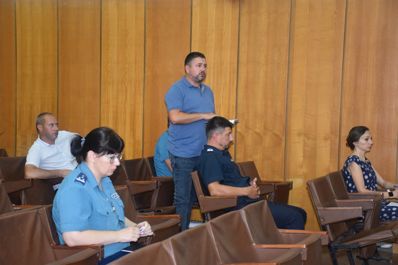 Накануне в госадминистрации состоялись два важных совещания, посвящённых актуальным вопросам пожарной безопасности и обеспечения граждан дровами на зимний период. Первое совещание прошло в формате внеочередного заседания комиссии по предупреждению и ликвидации чрезвычайных ситуаций и обеспечению пожарной безопасности. С докладом о противопожарной ситуации на территории Каменского района и г. Каменка выступил начальник СВПЧ-6 по охране г. Каменка Максим Войт. Он рассказал о последствиях жары, которая увеличивает риск возникновения пожаров, и подчеркнул важность соблюдения правил пожарной безопасности в условиях введённого особого противопожарного режима. Второе совещание было посвящено вопросам приобретения гражданами дров на зимний период. В нём приняли участие руководство района и главы администраций сёл. Обсуждались условия предоставления древесины по льготной цене для социально незащищённых категорий граждан, а также порядок её приобретения на общих основаниях. ⏩ Подробнее на нашем сайте.