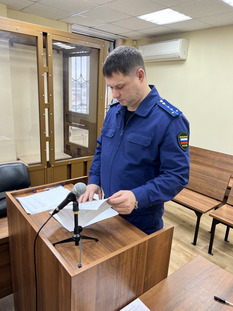 В Салехарде вынесен приговор по факту покушения на незаконный сбыт наркотических средств группой лиц в крупном размере   Установлено что в мае текущего года мужчина вступил в преступный сговор в сети Интернет с неустановленным лицом с целью осуществления деятельности по незаконному сбыту наркотиков на территории Салехарда   Подробности на сайте ведомства