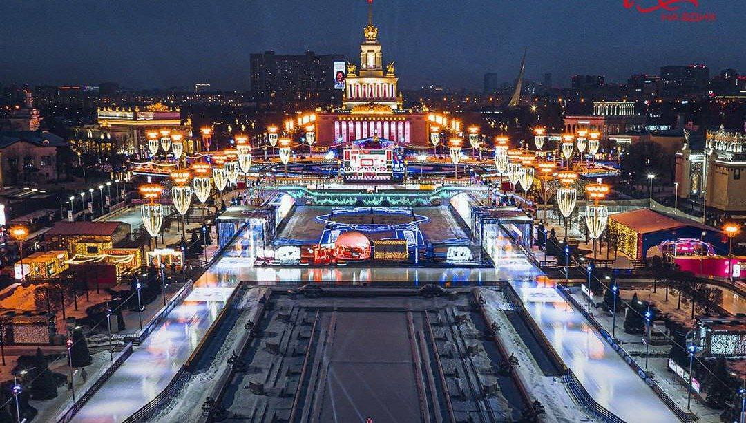 24 января в 17 30 21 30 посетителей катка на ВДНХ ждет вечерняя развлекательная программа Неоновый бит в рамках проекта Зима в Москве Для гостей пройдут выступления и мастер классы фигуристов а также подготовят тематические фотозоны Прозвучат популярные хиты прошлых лет и современная электронная музыка Главной особенностью программы станет использование неонового света в различных формах Вход по билетам на каток Подписаться Московская афиша