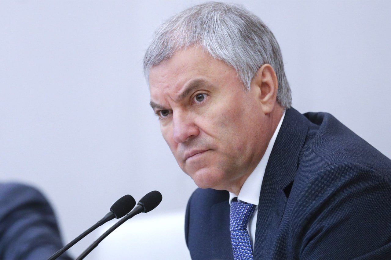 Принятые Госдумой законы, направленные на противодействие нелегальной миграции, заработали и уже существенно меняют ситуацию в этой сфере. Об этом заявил председатель Госдумы Вячеслав Володин. "В части борьбы с незаконной миграцией ситуация существенно изменилась. Все законы заработали. Надо отдать должное Следственному комитету, МВД и Генпрокуратуре - они стоят на букве закона, который работает", - отметил он. Володин напомнил, что с 2024 года Госдума приняла 16 законов, направленных на борьбу с нелегальной миграцией, которые стали основой для работы правоохранительных органов.