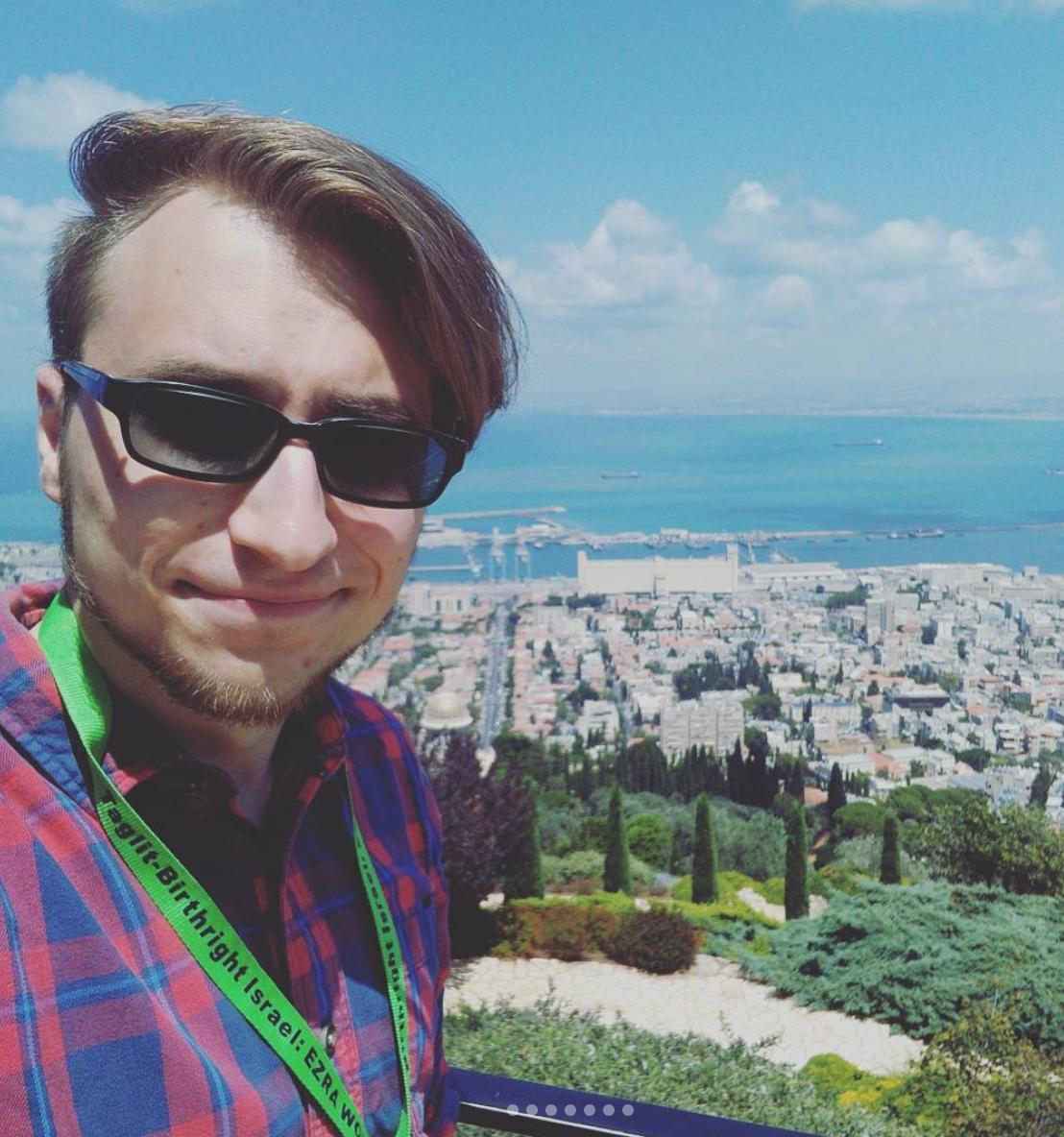 Бывшего волонтера штаба Навального из Мурманска отправили в СИЗО по делу о донатах ФБК О задержании Дмитрия Семенова стало известно у него дома прошел обыск По данным Медиазоны во время обыска силовики зачитали постановление в котором упоминалось что перевод в адрес ФБК был вычислен при помощи merchant id идентификатора торгового счета В начале августа Медиазона выпустила исследование о том как силовики ведут федеральную кампанию по преследованию тех кто жертвовал признанному в России экстремистской организацией ФБК Речь идет о переводах сделанных в период с августа 2021 по февраль март 2022 года через платежную систему Stripe Как и в случае с Семеновым на жертвователей выходят при помощи merchant id это уникальный номер торгового счета по которому можно отследить все переводы в адрес организации Фото Дмитрий Семенов Instagram Подключите наш Зона VPN из России и легко обходите цензуру zona vpn bot