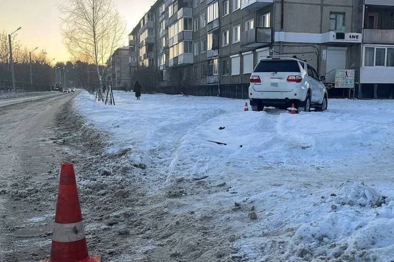 В Ангарске произошло ДТП, в котором пострадал несовершеннолетний. Случилось все 21 декабря около девяти часов утра на улице Енисейской.  По предварительной информации, 11-летний школьник перебегал дорогу вне «зебры» и попал под колеса «Toyota Fortuner», за рулем которой находился 47-летний водитель. Мальчик получил травмы, его отвезли в больницу.  - После происшествия водитель прошел медицинское освидетельствование, которое установило, что он был трезв. Сейчас полиция устанавливает причины и обстоятельства произошедшего, - поделились в ведомстве.  Возможно, родителей пострадавшего привлекут к административной ответственности по статье о ненадлежащем исполнении родительских обязанностей. Также известно, что прокуратура региона заинтересовалась произошедшим.   Фото: Госавтоинспекция Иркутской области.   Ангарск сегодня - подпишись на телеграм канал нашего Ангарска #Ангарск