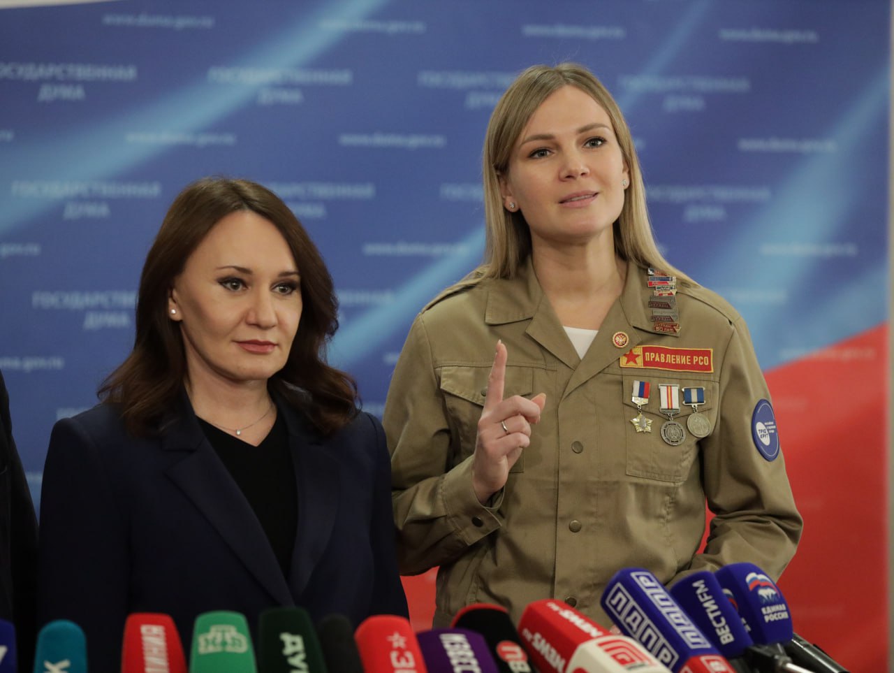 Сегодня на пресс подходе перед пленарным заседанием рассказала о том как Единая Россия продолжает реализовывать проект по бесплатному обучению участников РСО который является частью Народной программы партии На эти цели в бюджете 2026 года заложено порядка 750 млн рублей Это инвестиции в будущее для более 45 тысяч студентов С 2021 года по инициативе моего коллеги Михаила Киселева и благодаря поддержке Единой России Российские студенческие отряды подготовили 156 095 молодых специалистов по более 230 направлениям Каждый из них получил востребованную профессию и гарантированное трудоустройство Выпускники программы работают в крупнейших компаниях страны Газпром Росатом РЖД КАМАЗ в сфере услуг и туризма на ключевых предприятиях оборонно промышленного комплекса Единая Россия последовательно реализует Народную программу где поддержка молодежи и ее трудоустройство абсолютный приоритет Подать заявку на обучение трудкрут com