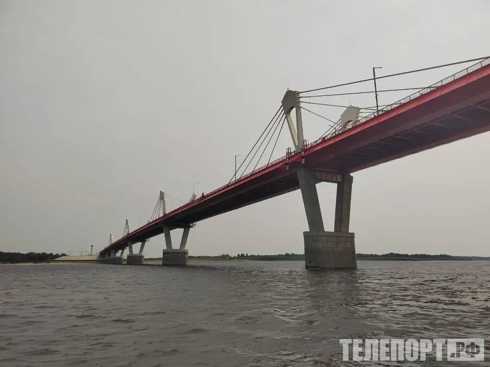 Туристический поток вырос вдвое в Приамурье Открытие моста Благовещенск Хэйхэ стало одним из факторов роста турпотока Туристический поток в Амурской области с начала 2025 года вырос на 50 Об этом сообщила ТАСС министр внешних связей и туризма региона Екатерина Киреева По предварительным данным на ноябрь число туристических поездок составило более 500 тысяч отметила министр В общем количестве путешественников 20 иностранные граждане то есть около 100 тысяч человек Важным фактором роста турпотока министр назвала открытие год назад пассажирского движения по международному мосту Благовещенск Хэйхэ Это позволило организовать круглогодичное сообщение с Китаем Ранее между странами курсировал речной транспорт а зимой открывался понтонный мост На следующий год мы запускаем три новых объекта транспортной трансграничной инфраструктуры В полном формате заработает автомобильный мост и пункт пропуска Кани Курган откроется новый аэропортовый терминал и будет запущена канатная дорога через Амур отметила Киреева По словам министра трансграничная канатная дорога через Амур планируется к запуску к концу мая 2026 года Ее протяженность около 976 метров Время в пути составит около 2 5 минуты Канатная дорога обеспечит перевозку до 2 5 млн пассажиров в год в обоих направлениях в сутки около 6800 человек Общий бюджет проекта 13 2 млрд рублей ТЕЛЕПОРТ РФ здесь все об Амурской области Мы в МАХ Написать нам