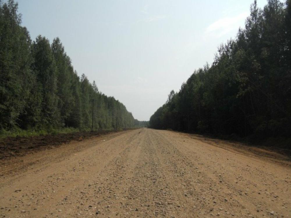 Плесецкий ЛПХ помог в ремонте региональной дороги Шелоховская — Озерко — Погост В порядок помогли привести труднопроходимый для грузовой и легковой техники участок гравийной дороги у деревни Озерко протяженностью более 300 метров. Специалисты дорожной службы выполнили комплекс работ: отвели воду из подтопленных участков, произвели оканавливание, отсыпку и грейдирование дорог. В летний период данный участок активно используется местными жителями и леспромхозом для обеспечения вывозки древесины. Фото Группы компаний УЛК