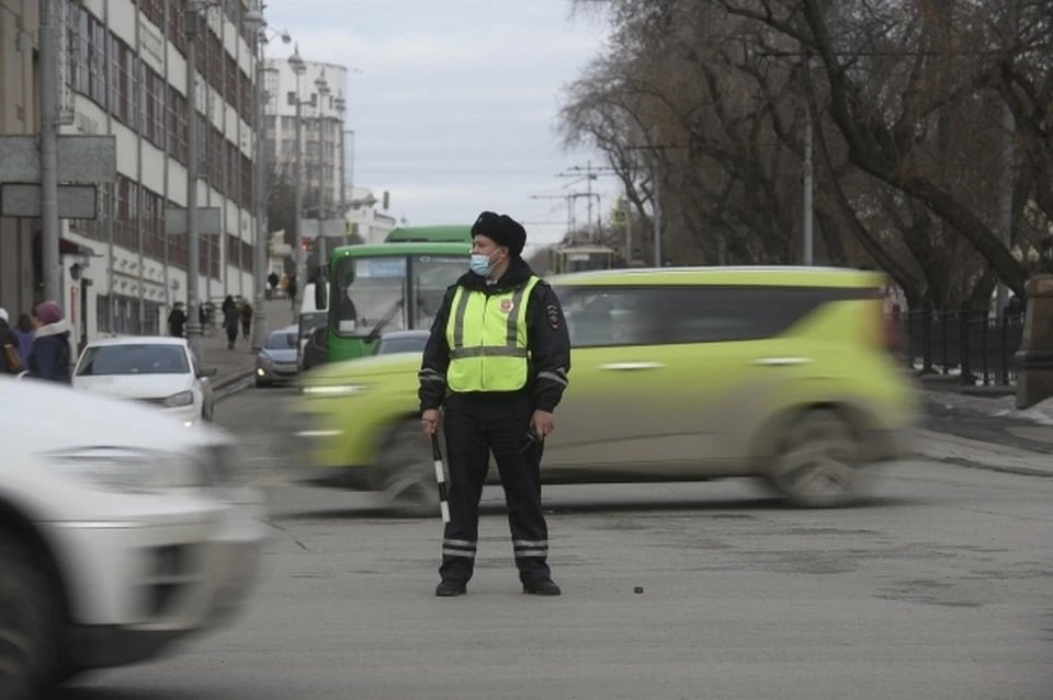 У жителя ЛНР конфисковали машину и отправят её на нужды СВО    В Ровеньках суд вынес приговор в отношении местного жителя. Мужчина остался без машины. Её отправят на нужды СВО.  Установлено, что летом прошлого года в Ровеньках сотрудники Госавтоинспекции поймали мужчину пьяным за рулём.  - От прохождения медицинского освидетельствования он отказался, - рассказали в региональной прокуратуре.