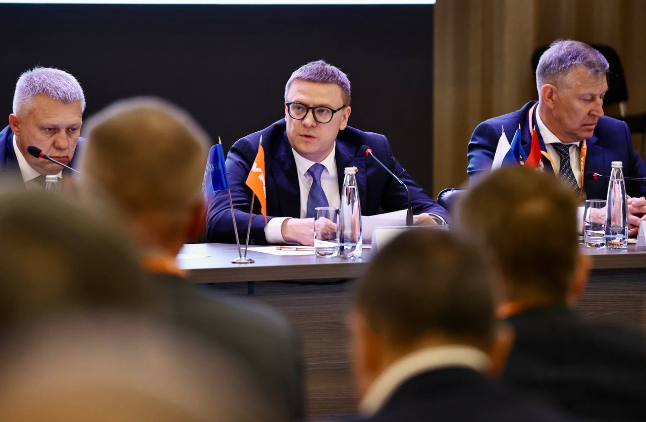 Политолог Мельников объяснил рост доверия южноуральцев к главе региона Центр общественного мониторинга опубликовал данные свежего социологического опроса. Согласно данным ЦОМ, порядка 72,4% южноуральцев положительно оценивают деятельность Алексея Текслера в качестве губернатора Челябинской области. При этом аналитики отмечают, что уровень одобрения работы главы региона по сравнению с 2021 годом вырос более чем на 12%. Доверие же действующему губернатору выражает 73,9% респондентов. «Этот рост неудивителен и, по сути, фиксирует сохраняющуюся тенденцию, которую мы отметили на губернаторских выборах в сентябре 2024 года. Тогда Алексей Текслер собрал дополнительно 210 тысяч голосов и тоже примерно на 12% больше, чем при своем первом избрании в 2019 году», — отмечает политолог Александр Мельников. Эксперт подчёркивает, можно констатировать, что тот уровень поддержки, который губернатор получил благодаря своей деятельности во время первого срока и по итогам презентации программы развития на следующие пять лет, сохраняется и по сей день. Также Мельников считает, что эта консолидированная поддержка со стороны общества главе региона отразится в тональности сегодняшнего послания губернатора областному парламенту. Напомним, что оно начнётся в 11.00, прямая трансляция речи главы региона будет вестись в телеграм-канале нашего издания.