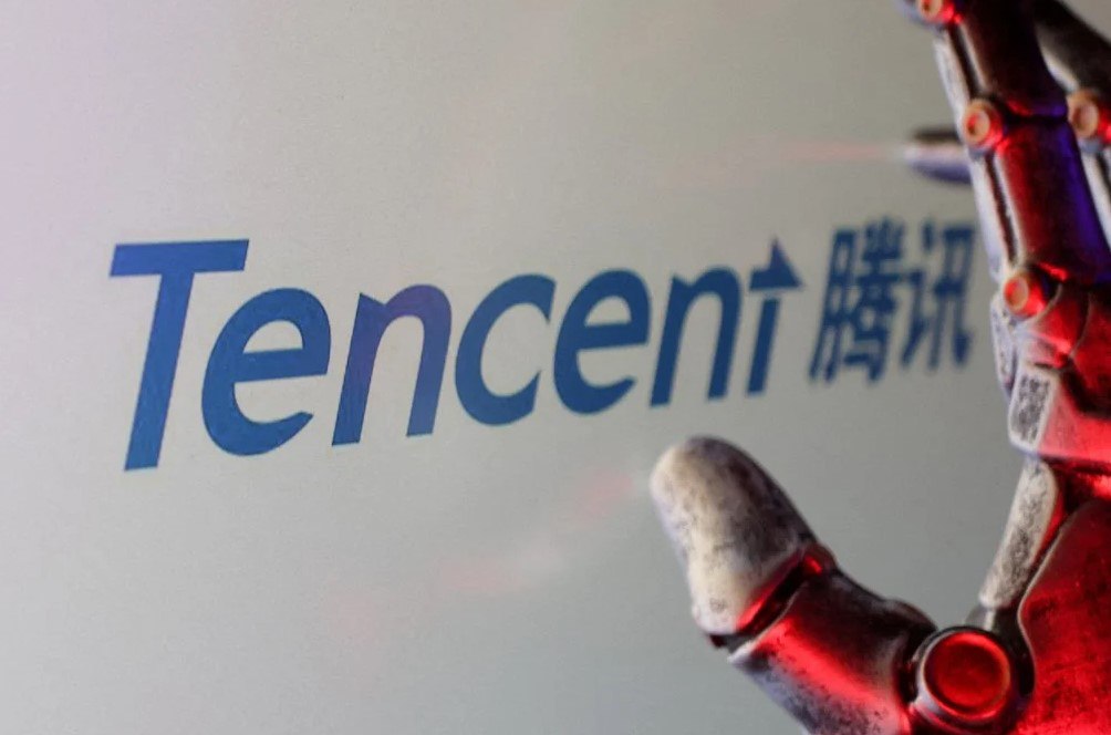 Модель рассуждений ИИ Hunyuan T1 от Tencent конкурирует с DeepSeek по производительности и цене    Tencent Holdings представила новую модель рассуждений на основе искусственного интеллекта  ИИ  Hunyuan T1, которая конкурирует с DeepSeek R1 как по производительности, так и по цене.    Последнее предложение китайского технологического гиганта, представленное 21 марта, использует масштабное обучение с подкреплением — метод, который также использует DeepSeek в своей модели рассуждений R1, запущенной в январе.    Релиз представляет собой официальную версию модели после бета-прогона T1-preview на ее чат-боте Yuanbao. Она набрала 87,2 балла на бенчмарке Massive Multitask Language Understanding  MMLU  Pro, тесте, который измеряет знания модели. Это превзошло 84 балла DeepSeek-R1, но уступило 89,3 балла, набранных OpenAI o1, моделью рассуждений, которую производитель ChatGPT запустил в декабре.    T1 также достиг высоких результатов в других тестах, включая 78,2 балла в American Invitational Mathematics Examination  AIME  2024, что немного уступает 79,8 баллам R1 и 79,2 баллам o1. Что касается возможностей китайского языка, T1 преуспел с 91,8 баллами в оценке набора C-Eval, что равно результату R1 и лучше, чем 87,8 баллов o1, согласно Tencent.    Он также конкурирует с DeepSeek по ценам, что было основным преимуществом популярного китайского стартапа. T1 взимает 1 юань  0,14 долл. США  за 1 миллион токенов ввода, в то время как выход стоит 4 юаня за миллион токенов. Входная ставка соответствует R1, которая взимает 1 юань за миллион токенов в дневные часы и всего 0,25 юаня за ночь. Выходная цена также сопоставима, учитывая дневную ставку R1 в 16 юаней за миллион токенов, которая падает до 4 юаней за ночь.  Источник: SCMP    Если полезно, поставьте лайк    #Tencent