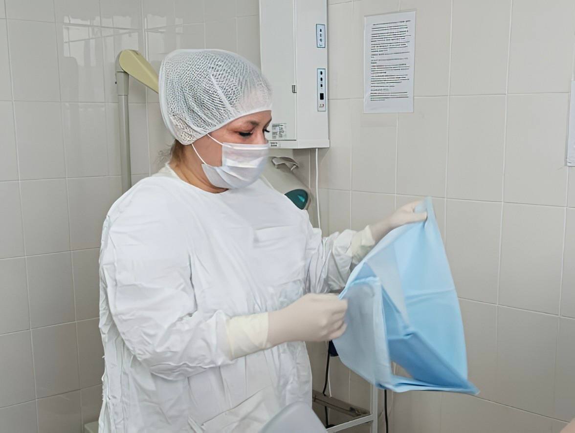 Доброкачественная опухоль у жительницы Гусиноозёрска оказалась неожиданной беременностью Удивительной историей поделились в Гусиноозёрской ЦРБ. В их роддом поступила 43-летняя женщина. Ранее она наблюдалась у гинеколога с миомой матки, доброкачественной опухолью. У пациентки не было менструаций, она была уверена: началась менопауза. Со временем женщина начала замечать, что набирает вес. Особенно в области живота. — Решила, как и многие из нас: «Всё, берусь за себя!» — диета, спорт, режим. А живот… всё рос. Легкие “шевеления” списывались на активный кишечник — ну а что ещё может быть, — рассказывают в больнице. Когда появились боли внизу живота, женщина обратилась к акушерке. Та, зная предысторию пациентки, заподозрила ухудшение — возможно, быстрый рост миомы. Но после осмотра гинеколога выяснилось, что это был вовсе не рост опухоли. Выяснилось, что нечто, ранее принятое гинекологом за опухоль, оказалось беременностью. Через несколько часов в родильном отделении на свет появилась здоровая девочка, весом 2900 граммов. — Через три дня они уже были дома. А папа? Папа был просто счастлив — казалось, он сам не верит в такое чудо, — подытожили в ЦРБ.