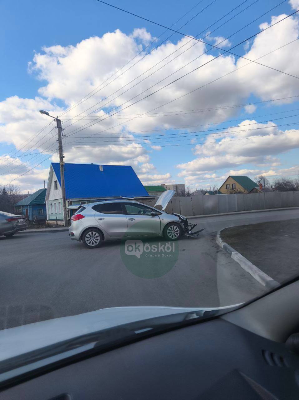 Серьёзное ДТП на Тракторной улице с участием трех автомобилей. Скорая на месте.