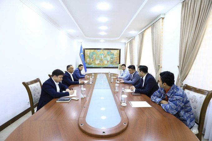 Китайская компания Yaxing Guoji Maoyi инвестирует 28 млн в создание производства электросамокатов в Акдарьинском районе Самаркандской области Предприятие планирует выпускать электросамокаты с двумя тремя и четырьмя колесами уличные фонари на солнечных батареях безалкогольные напитки и стиральный порошок Первая очередь проекта за 16 5 млн заработает в феврале 2026 года и создаст около 40 рабочих мест Инвесторы попросили хокима области проложить новую автодорогу к массиву Дахбед где расположен местный филиал СЭЗ Ургут   www spot uz ru 2025 09 19 yaxing guoji Telegram Instagram YouTube
