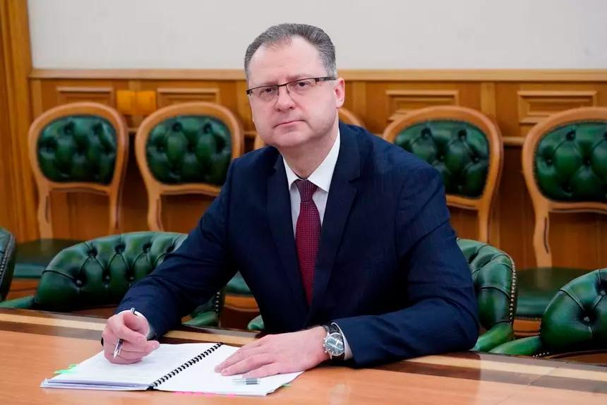 В Калининградской области назначили нового министра по муниципальному развитию Новым министром по муниципальному развитию региона стал Максим Коломиец Рад приветствовать в команде Максим Юрьевич ответственный управленец который знает и понимает работу на земле Успехов сообщил Алексей Беспрозванных отметив что новый руководитель намерен справедливо и равномерно распределять ресурсы по всем округам и районам области Фото телеграм канал губернатора Калининградской области Алексея Беспрозванных