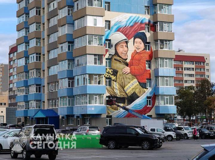 В столице Камчатки выбирают лучший мурал фестиваля граффити Авача стрит арт Горожан приглашают принять участие в интернет голосовании и выбрать одну понравившуюся картину по ссылке Голосование продлится до 23 55 16 октября Подведение итогов состоится завтра 17 октября в официальный День города Новые работы дополнили 88 картин фестивалей прошлых лет Подписаться Прислать Чат