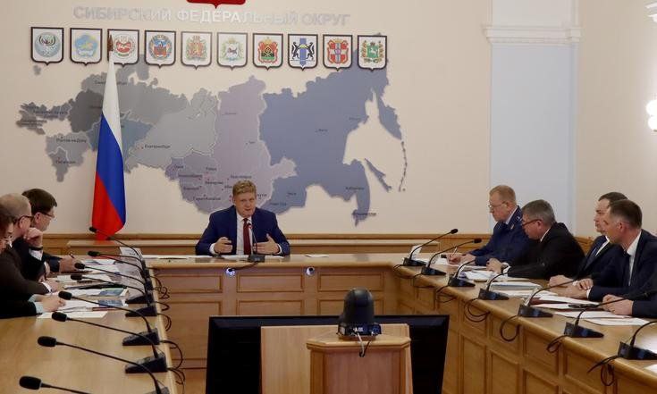 Полномочный представитель Президента РФ в СФО Анатолий Серышев провёл совещание по вопросам подготовки регионов Сибири к осенне зимнему периоду 2025 2026 годов и модернизации коммунальной инфраструктуры Красноярский край оказался в числе отстающих По состоянию на 15 сентября готовность к предстоящему отопительному периоду в целом по СФО составляет многоквартирный жилищный фонд 87 котельные 96 6 тепловые сети 91 водопроводные сети 94 5 запас топлива в 1 7 раза превышает нормативный Но при этом отстают Красноярский край готовность котельных 82 теплосетей 68 Омская область готовность водопроводных сетей 86 Томская область готовность жилищного фонда к отопительному сезону на уровне 85 Сроком получения паспортов готовности полпред обозначил 25 октября для теплоснабжающих организаций для муниципалитетов 15 ноября Нельзя допустить повторения ситуации прошлого года когда несколько крупных городов не получили паспорта готовности акцентировал Анатолий Серышев  Качественная работа всех систем зависит во многом от добросовестного исполнения своих обязанностей управляющими компаниями Их работу надо держать на постоянном контроле и быстро реагировать на жалобы подчеркнул полпред NeNASHI