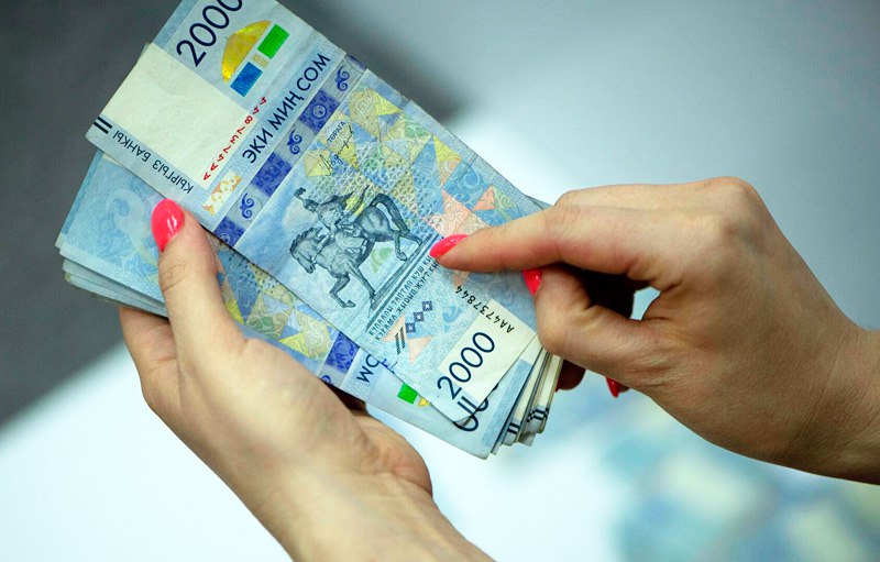 С 1 апреля 2026 года заработная плата педагогических и медицинских работников в Кыргызстане будет повышена в среднем на 100 Об этом 25 декабря заявил глава государства Садыр Жапаров в ходе своего выступления на Народном курултае Жапаров заявил что изначально планировалось повышение не менее чем на 50 но по итогам обсуждения решено увеличить зарплаты в среднем на 100 за счет президентской компенсационной выплаты Повышение коснется также артистов и тренеров Подробнее на нашем сайте Актуальные новости из Центральной Азии fergananews